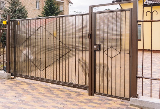 Купить ворота из профлиста с элементами ковки, с металлическими столбами в рамке или под дерево в юбилейном от 154680 руб